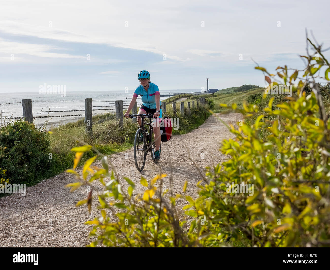 Frau Reiten Fahrrad unterwegs am Meer Stockfoto