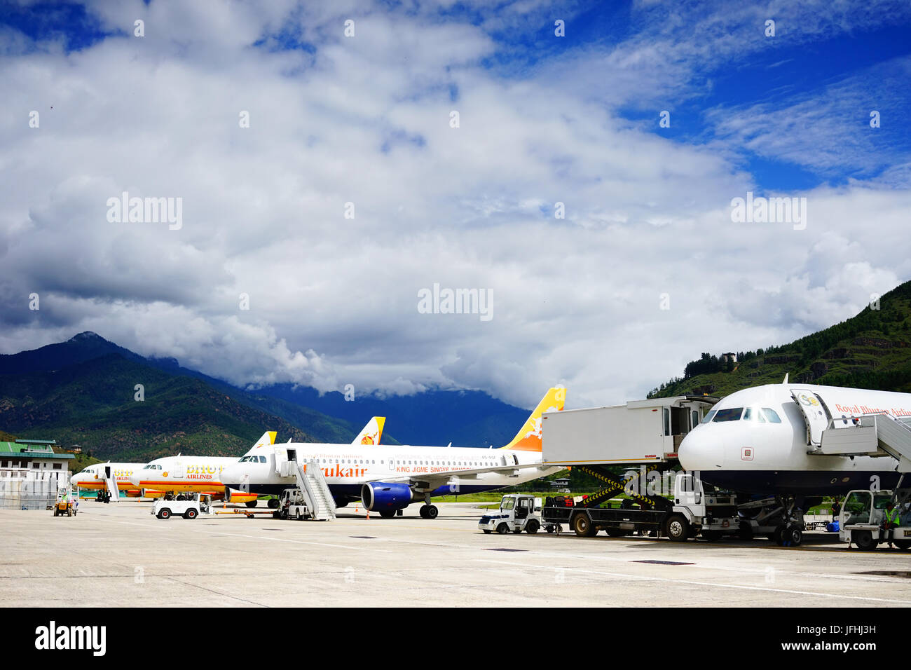 Thimphu, Bhutan - 29. August 2015. Flugzeuge Andocken am Flughafen Paro in Thimphu, Bhutan. Thimphu ist die Hauptstadt und größte Stadt des Königreichs Bhutan Stockfoto