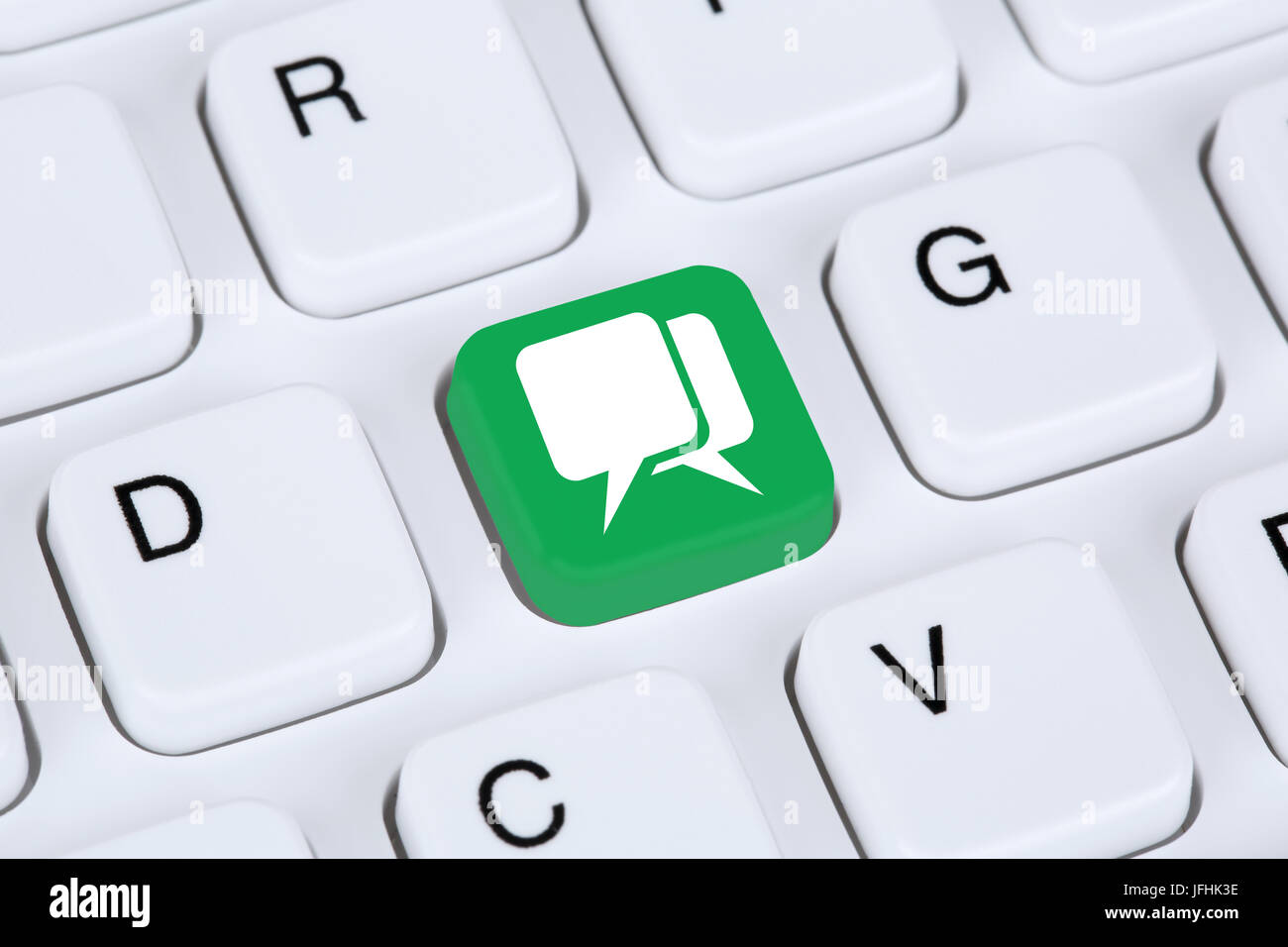 Unterhaltung oder Chatten im Internet in Computer Tastatur Stockfoto