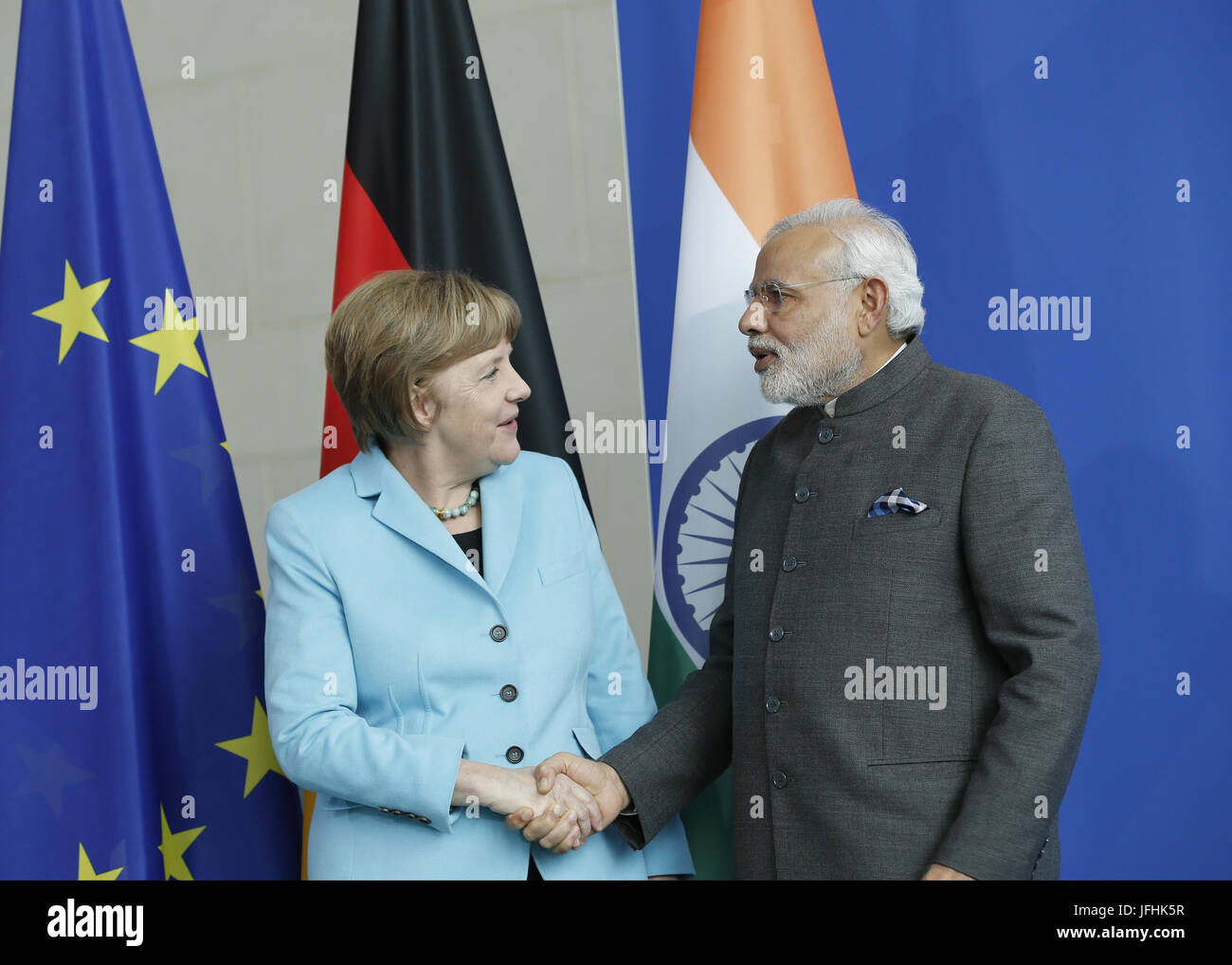 Merkel und der indische Ministerpräsident Narendra Modi in Berlin. Stockfoto