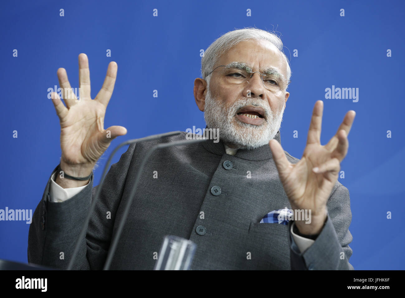 Merkel und der indische Ministerpräsident Narendra Modi in Berlin. Stockfoto