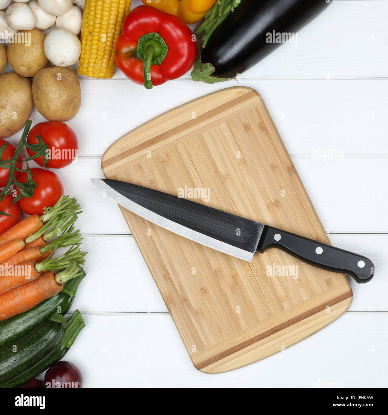 Vegetarisch kochen Essen zubereiten Brett mit Gemüse und Messer Stockfoto