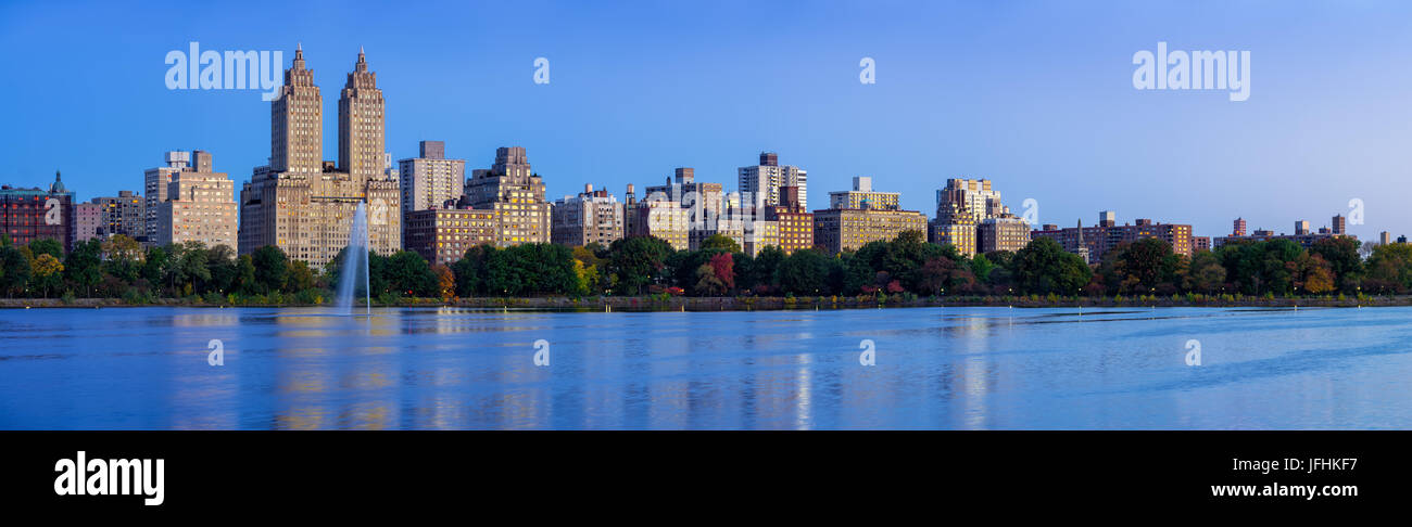 Panoramablick über Central Park West und der Jacqueline Kennedy Onassis Reservoir in der Morgendämmerung. Upper West Side, Manhattan, New York City Stockfoto