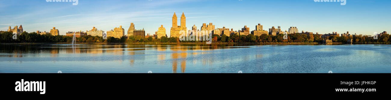 Panorama morgendliche Aussicht von der Upper West Side mit der Jacqueline Kennedy Onassis Reservoir und dem Central Park im Herbst. Manhattan, New York City Stockfoto