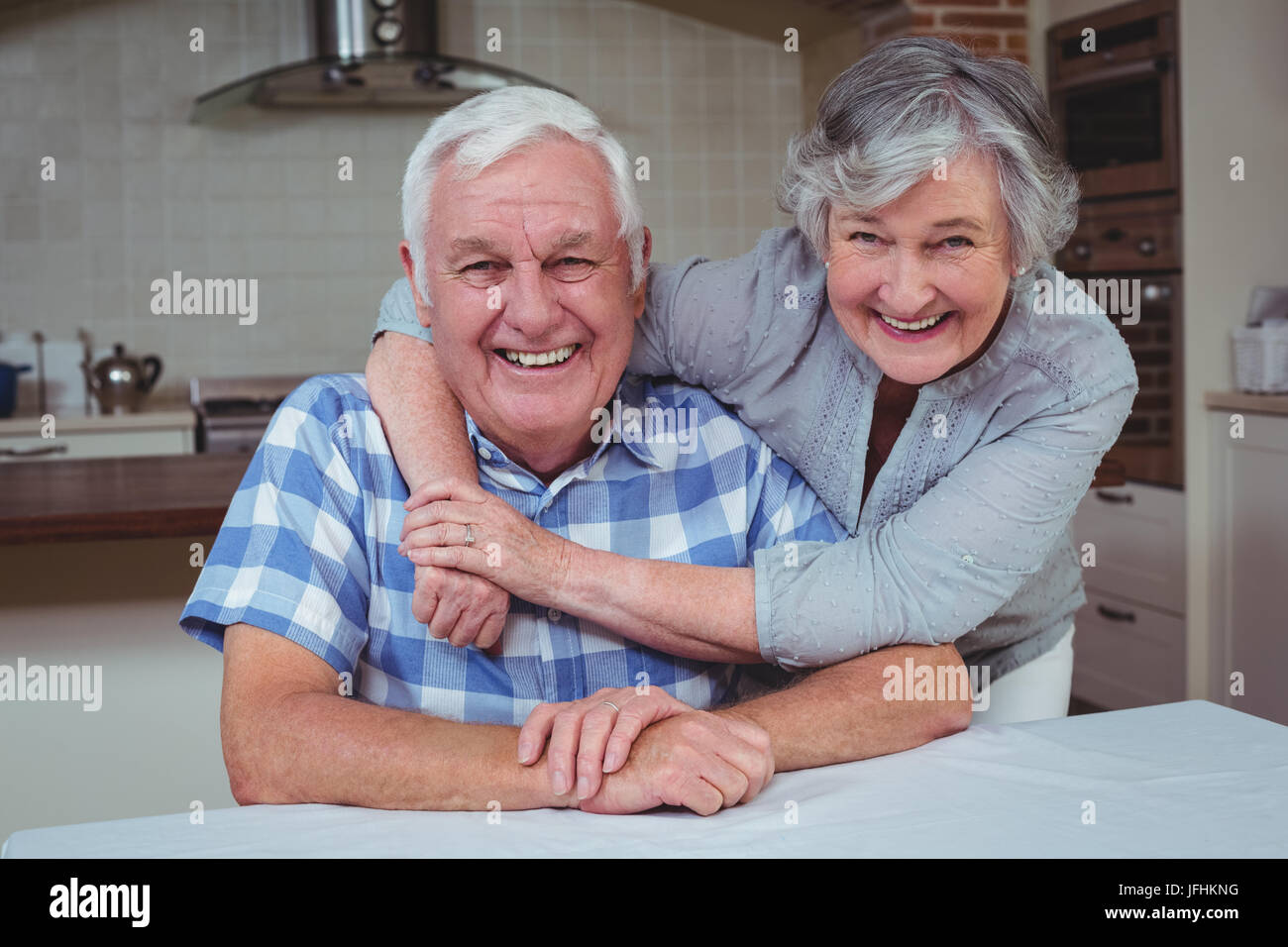 Porträt von glücklich senior Frau Mann von hinten umarmen Stockfoto