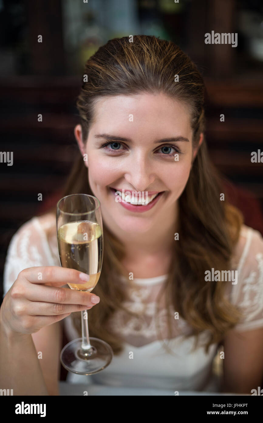 Hohen winkel Portrait von glücklichen Frau mit Champagner Flöte Stockfoto