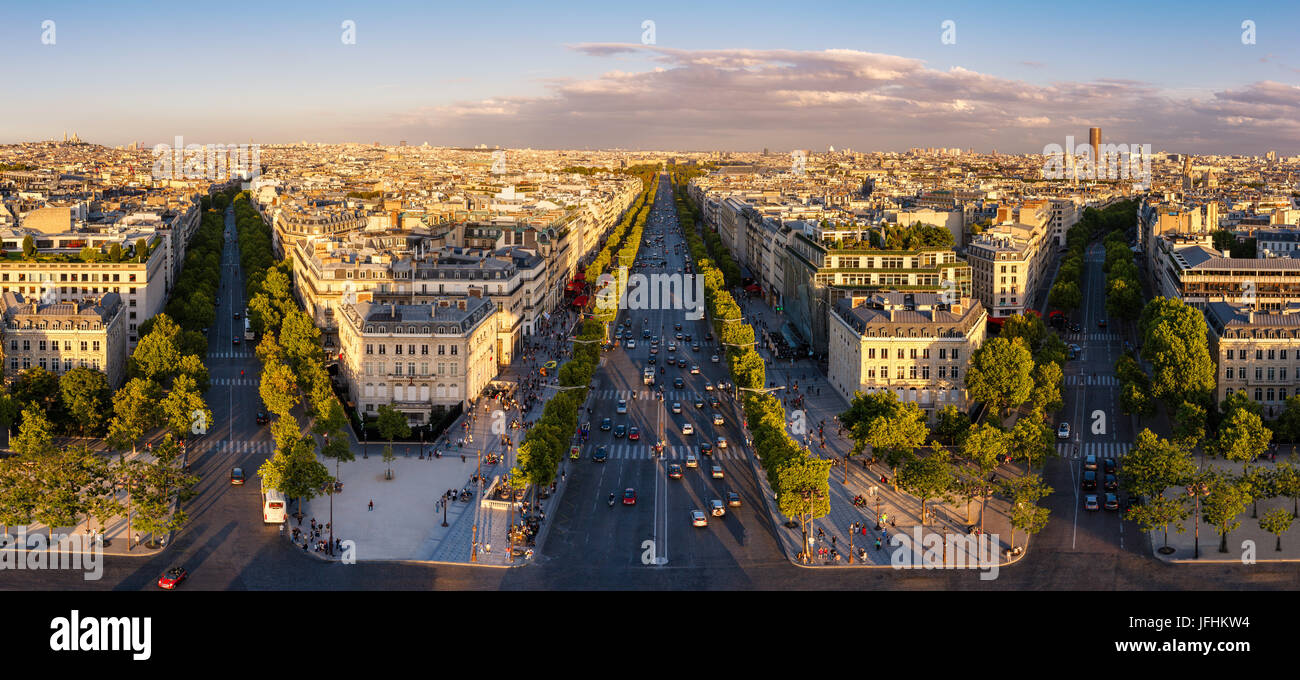 Sommer-Panoramablick auf die Champs-Elysees und Paris Dächer bei Sonnenuntergang. Frankreich Stockfoto