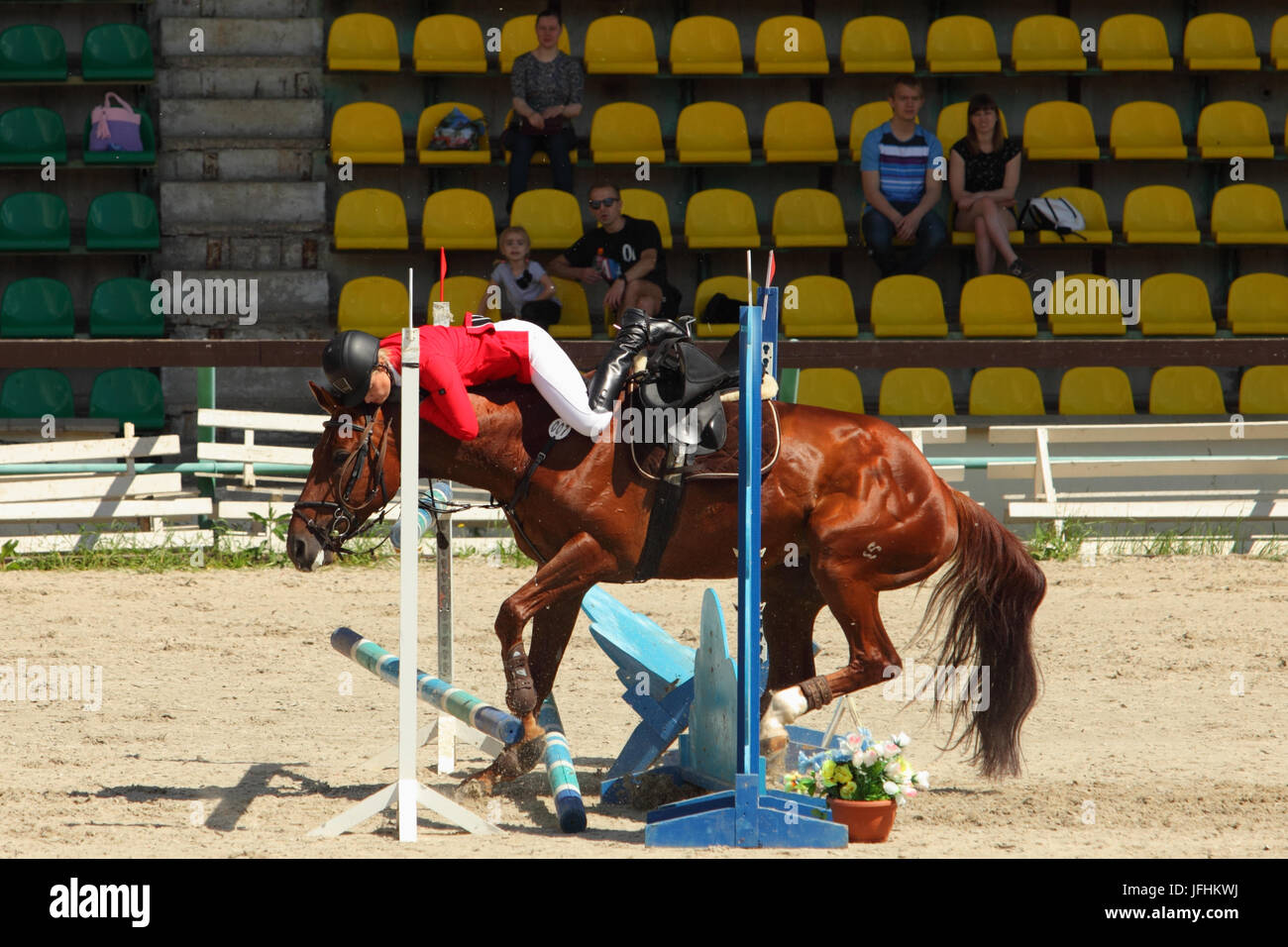 Unfall auf dem Sprung - Konkurrent von ihrem Pferd für den Springsport Fall fallen Stockfoto