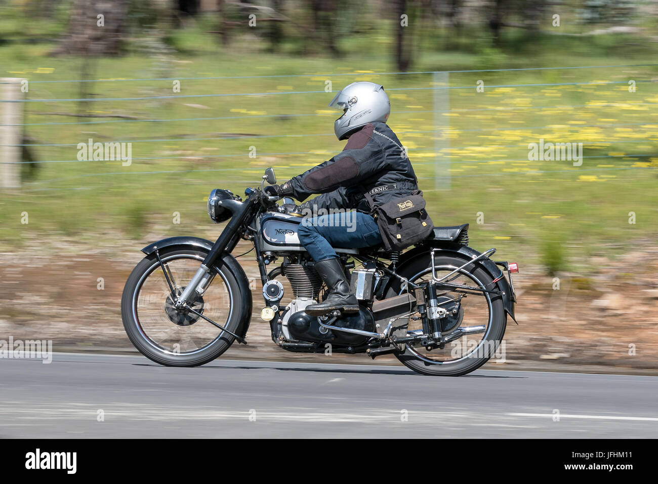 Oldtimer Motorrad auf der Landstraße in der Nähe der Stadt Birdwood, South Australia Stockfoto