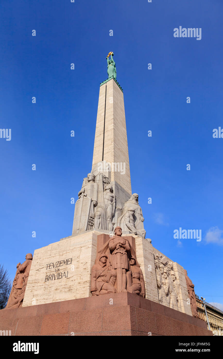 Das Freiheitsdenkmal: Das Freiheitsdenkmal ist die Hauptstadt Lettlands in Riga.  Das Denkmal ehrt die Soldaten getötet während der lettischen Krieg Indep Stockfoto