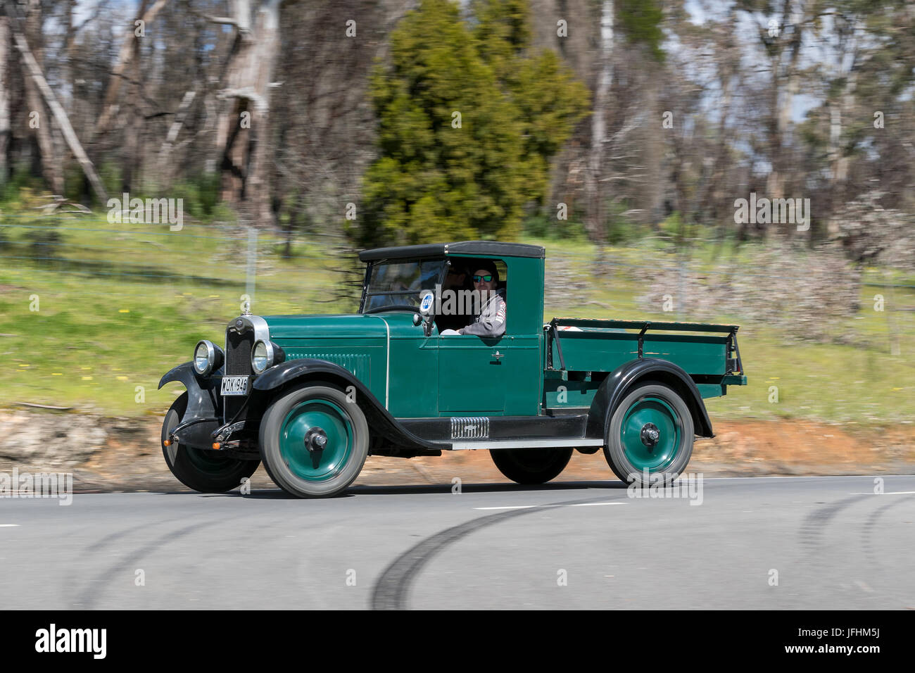 Jahrgang 1928 Chevrolet AB National Utility fahren auf der Landstraße in der Nähe der Stadt Birdwood, South Australia. Stockfoto