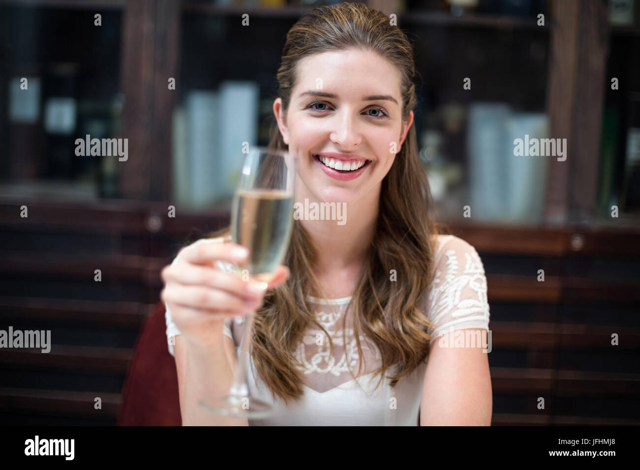 Porträt von glücklich Frau hält Sektflöte "Soirée" Stockfoto