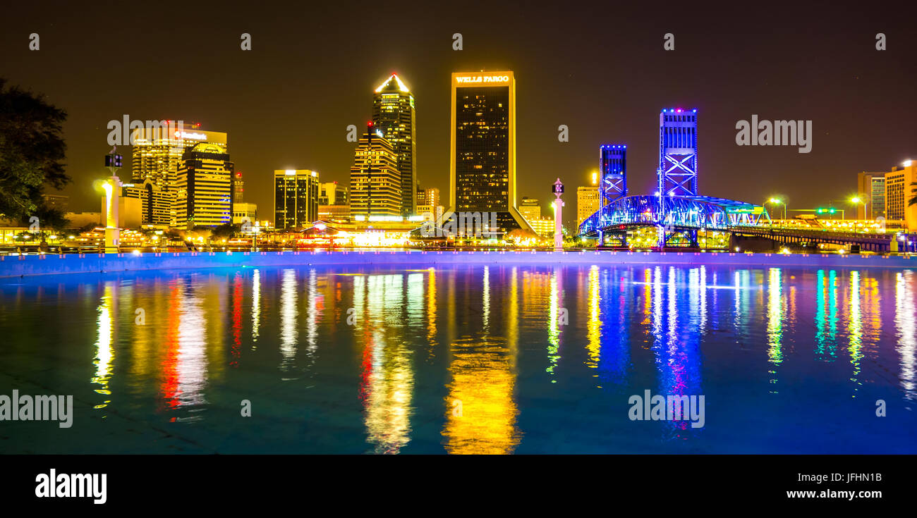 Abend am St. John's River und Jacksonville Florida skyline Stockfoto