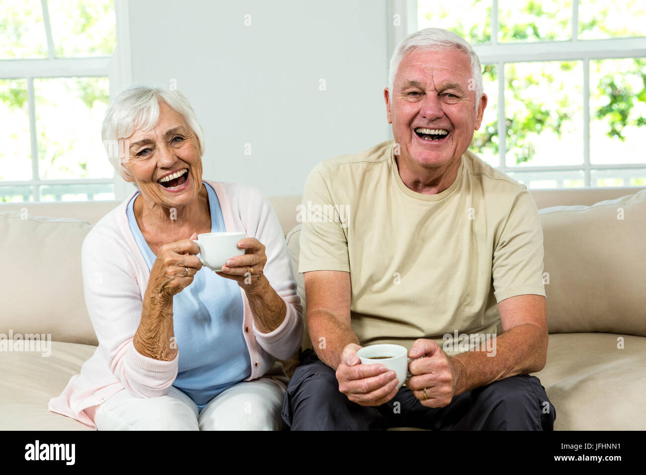 Porträt von senior Brautpaar hält Kaffeetassen Stockfoto