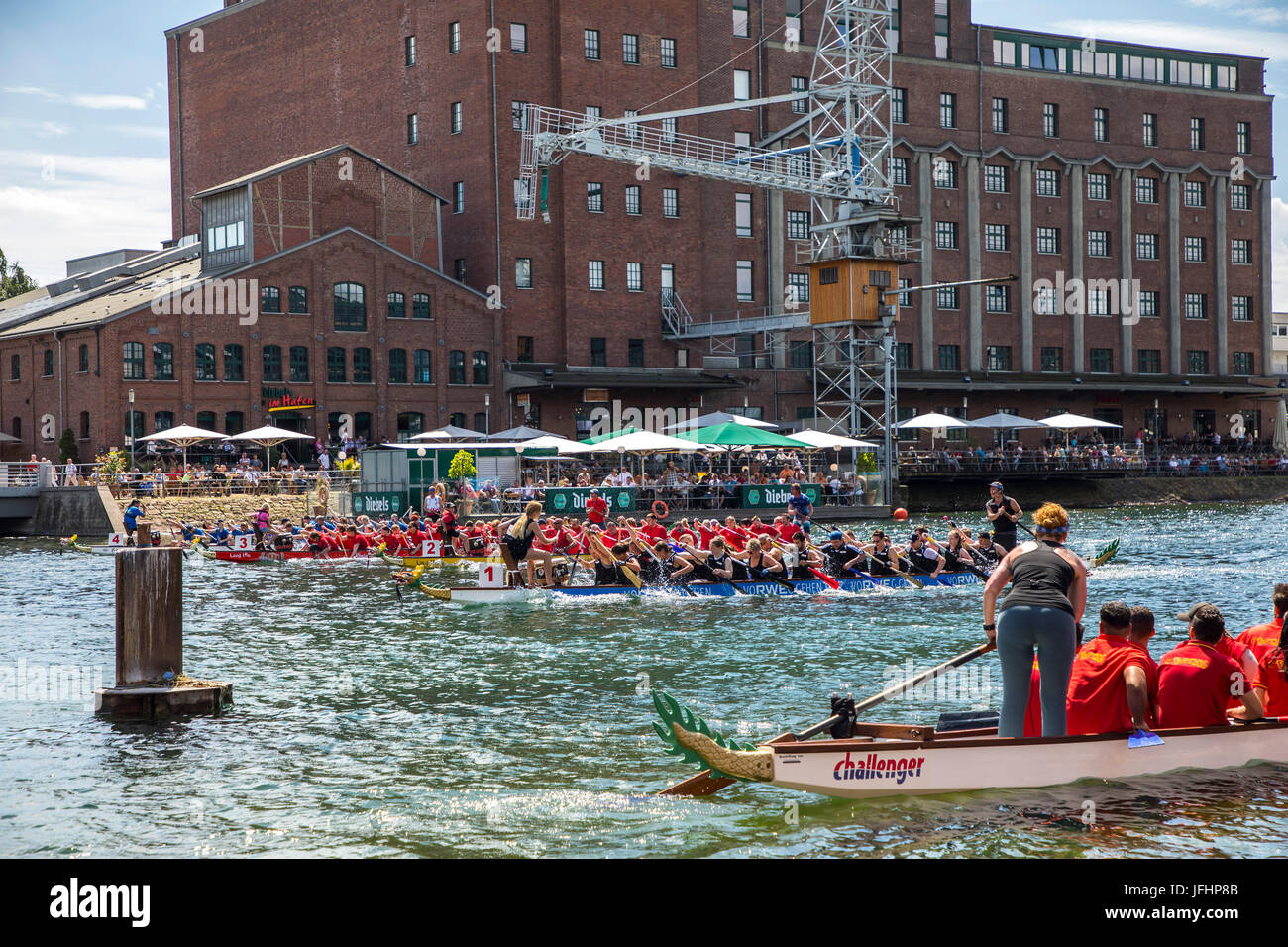 Drachenboot-Regatta in den inneren Hafen Duisburg, Deutschland, racing in der Landschaft der alten und Neubau Hafen, die größte Freizeit-Zeit-dragonboa Stockfoto