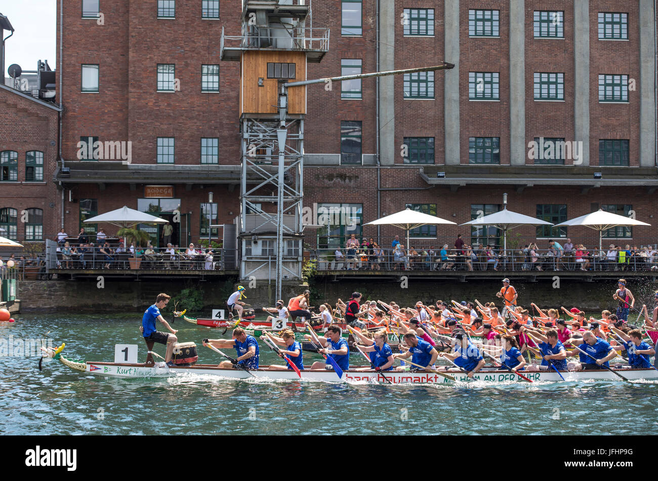 Drachenboot-Regatta in den inneren Hafen Duisburg, Deutschland, racing in der Landschaft der alten und Neubau Hafen, die größte Freizeit-Zeit-dragonboa Stockfoto