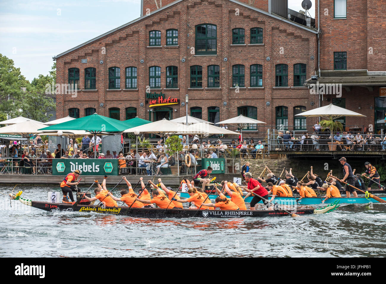 Drachenboot-Regatta in den inneren Hafen Duisburg, Deutschland, racing in der Landschaft der alten und Neubau Hafen, die größte Freizeit-Zeit-dragonboa Stockfoto