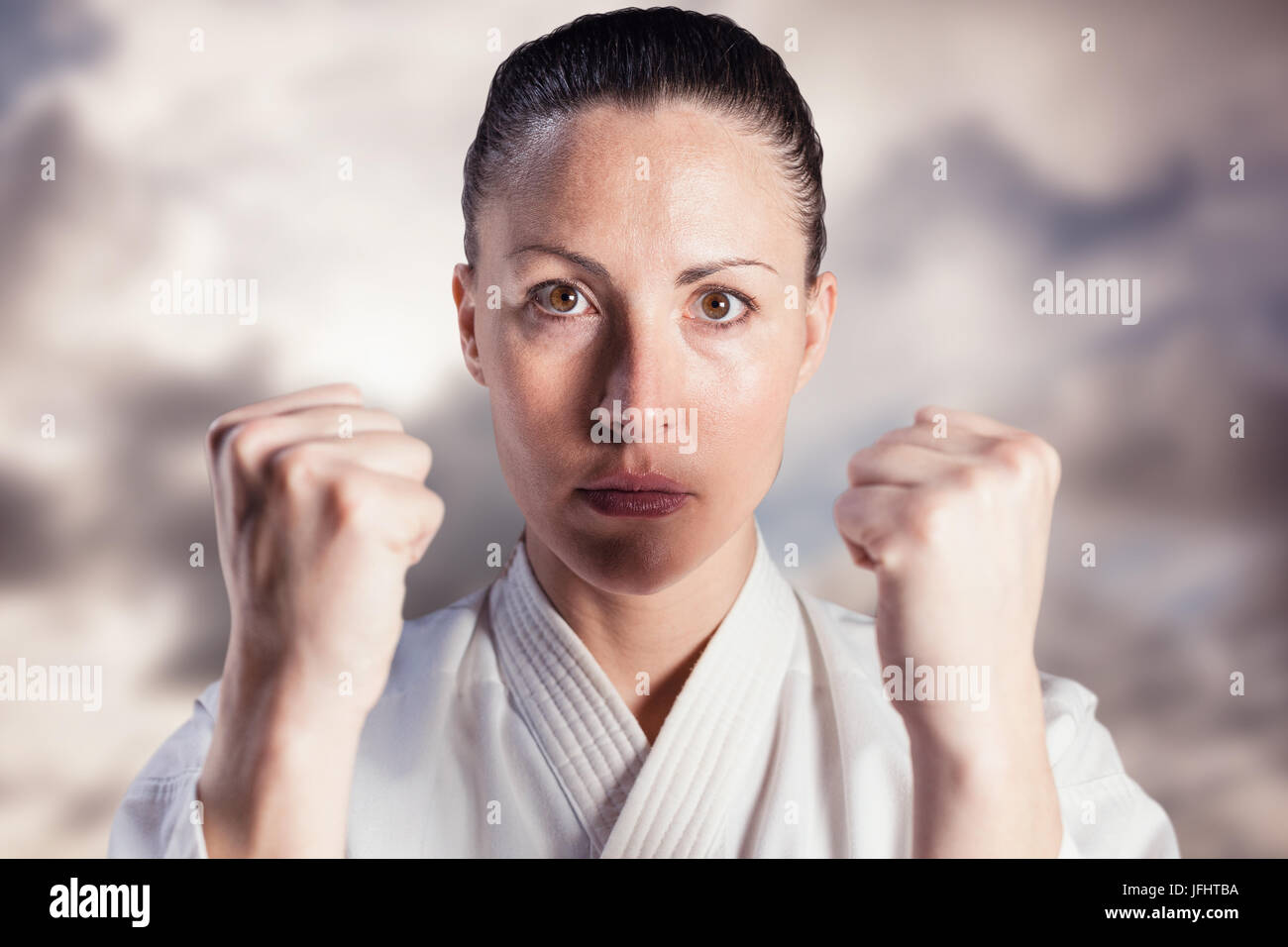 Zusammengesetztes Bild des weiblichen Kämpfer Karate Haltung durchführen Stockfoto