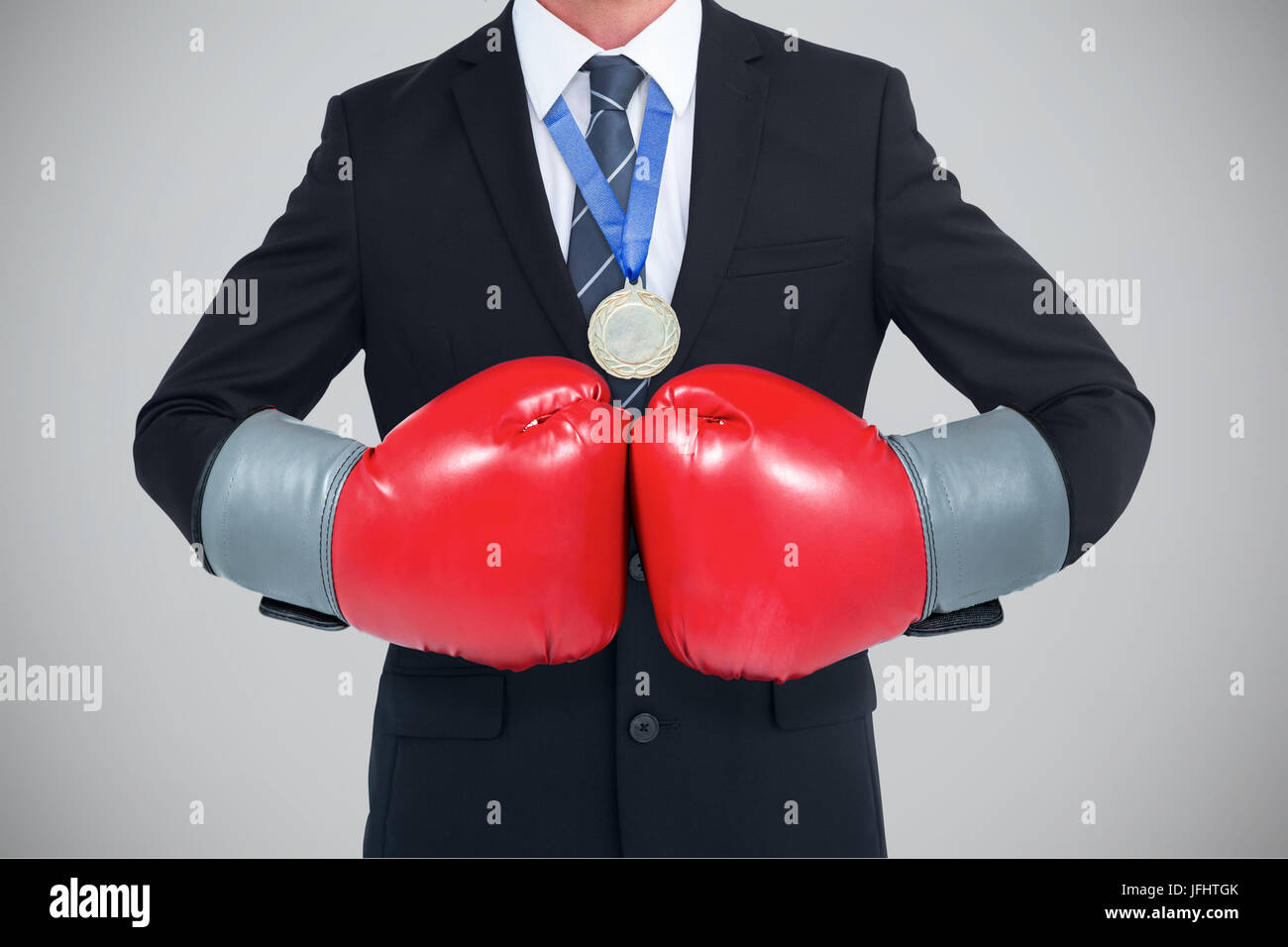 Zusammengesetztes Bild der Geschäftsmann mit Boxhandschuhen Stockfoto