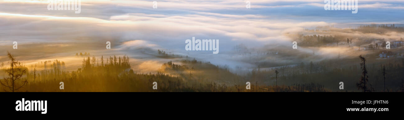 Wolken am Morgen Sonne über Tal beleuchtet. Stockfoto