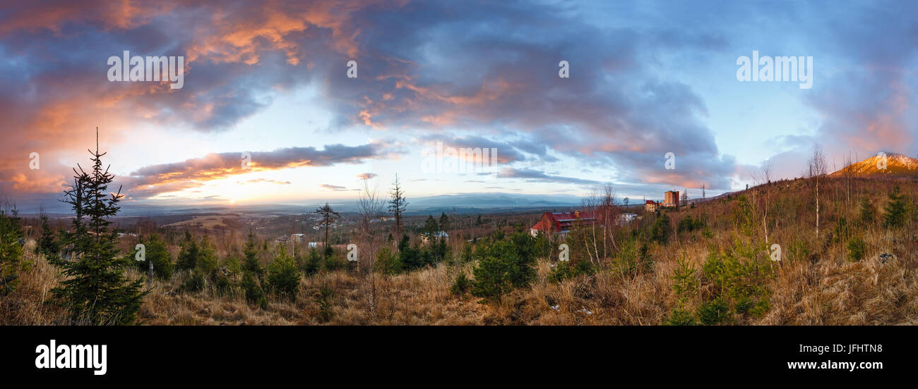 Wolken am Morgen Sonne über Tal beleuchtet. Stockfoto