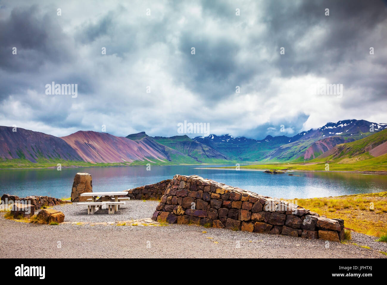 Bunte Berge und See mit Eis-blau Wasser Stockfoto