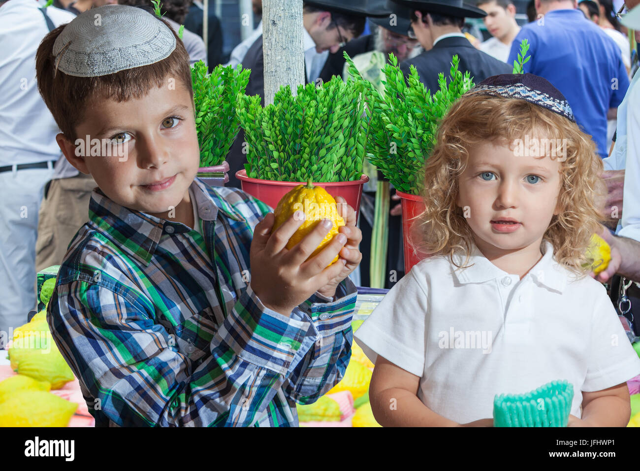 Zwei Brüder auf pre-holiday Markt in Jerusalem. Stockfoto