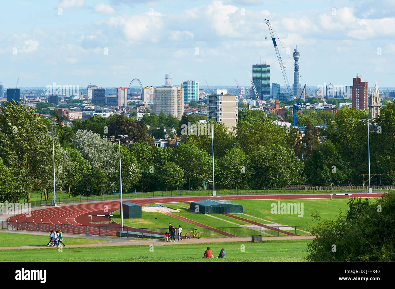 Skyline von London von Hampstead Heath, mit Parlament-Hügel-Feldern im Vordergrund Leichtathletik Stockfoto