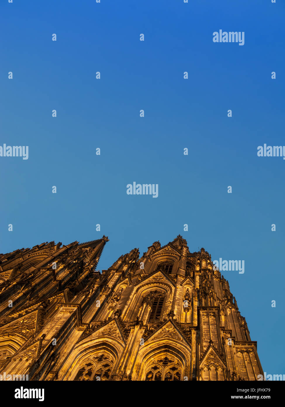 Türme im Dome am Kölner Dom, Kölner Dom, Köln in der Nachmittagssonne Stockfoto