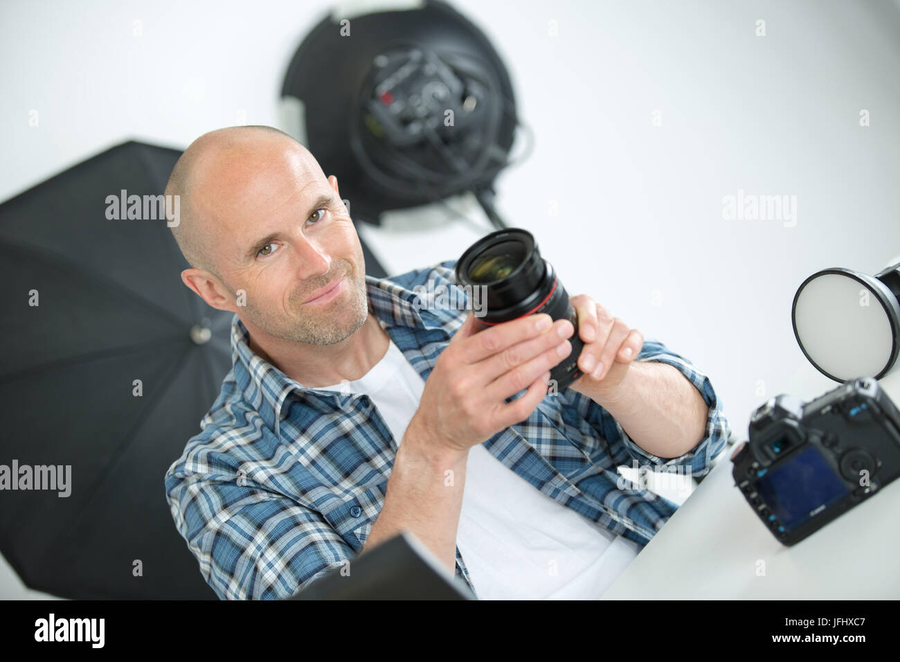 Pose posiert studiofoto -Fotos und -Bildmaterial in hoher Auflösung – Alamy
