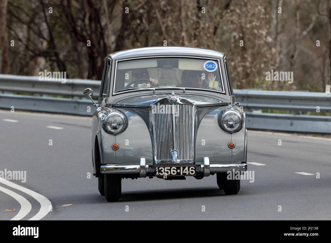 Jahrgang 1952 Triumph Mayflower Limousine fahren auf der Landstraße in der Nähe der Stadt Birdwood, South Australia. Stockfoto