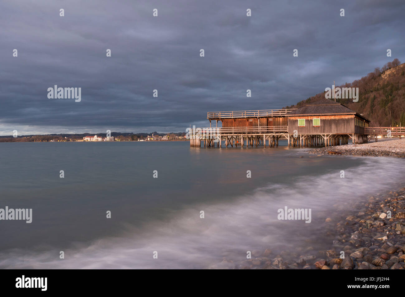 Stürmische See in der Nähe von Bregenz, "Mili" Schwimmbad am Bodensee Stockfoto