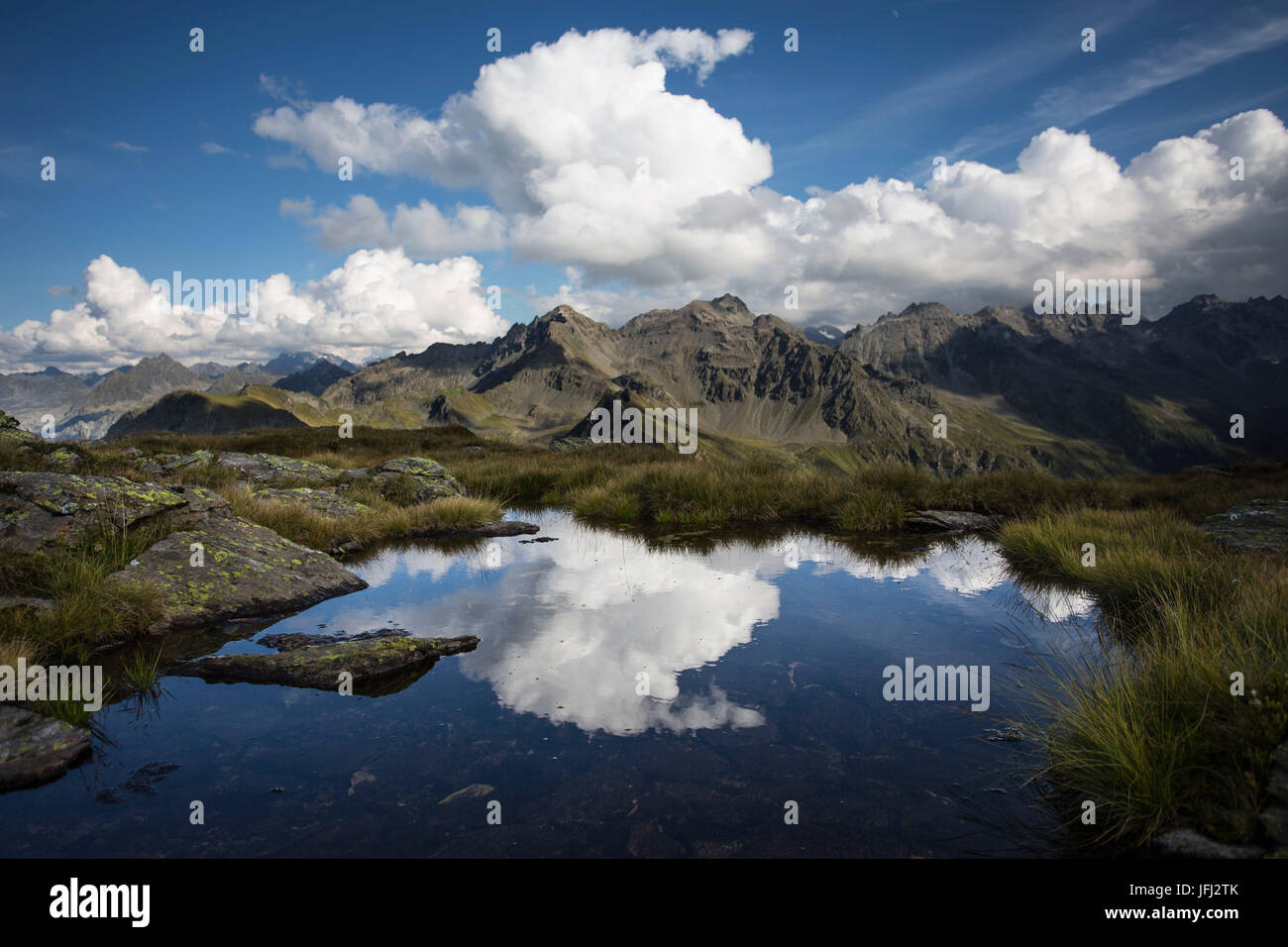 Wolken, Spiegelung, Bergsee, blauer Himmel Stockfoto