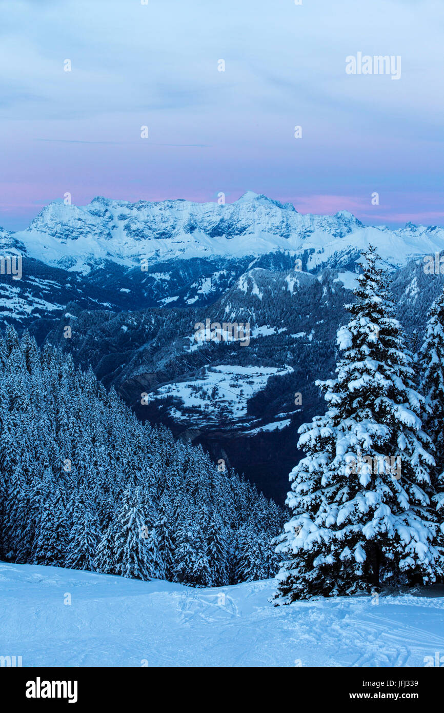 Blaue Stunde in den Schweizer Alpen Stockfoto