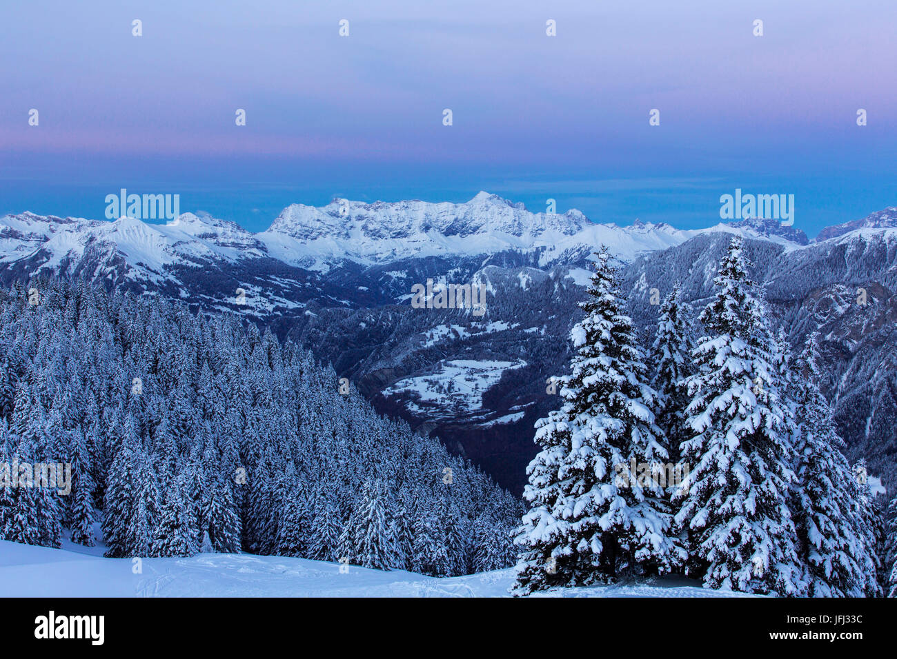 Blaue Stunde in den Schweizer Alpen Stockfoto