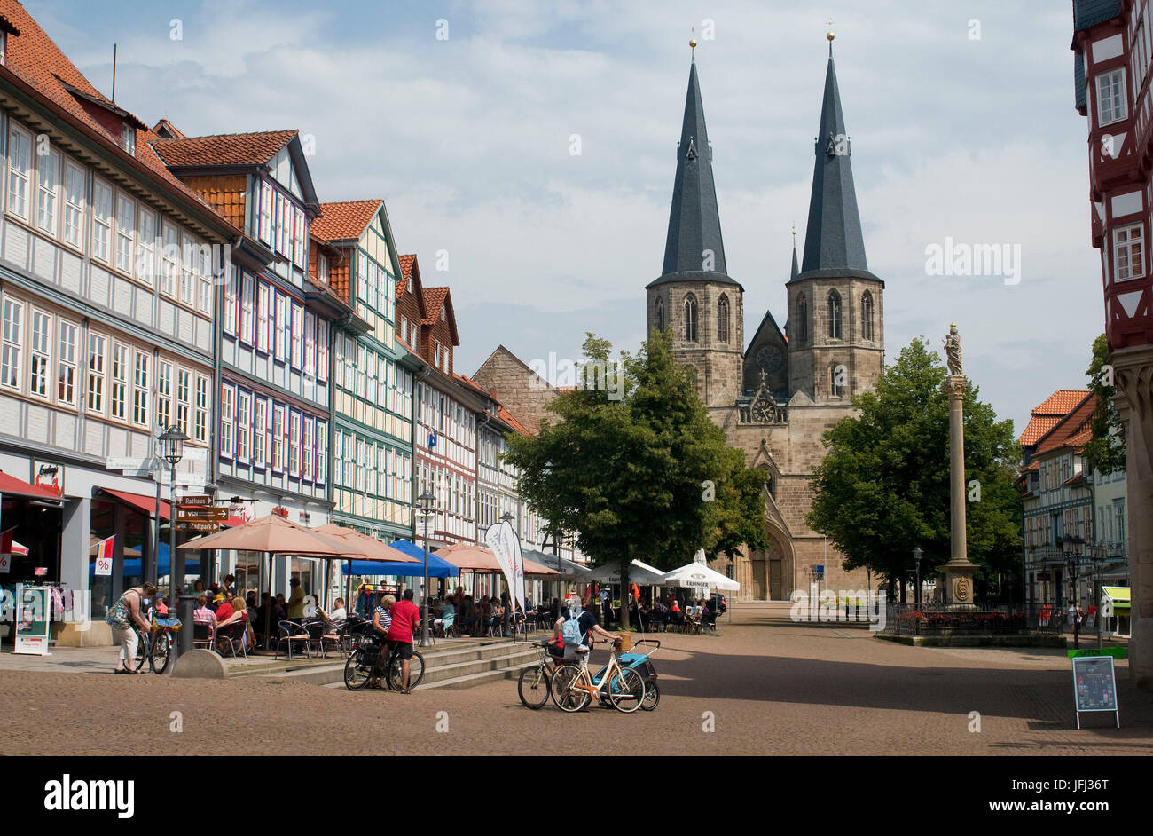 Deutschland, Niedersachsen, Duderstadt, Markt, Fachwerkhäuser, Straßencafés, Heiligen-Geist-Kirche, Stockfoto