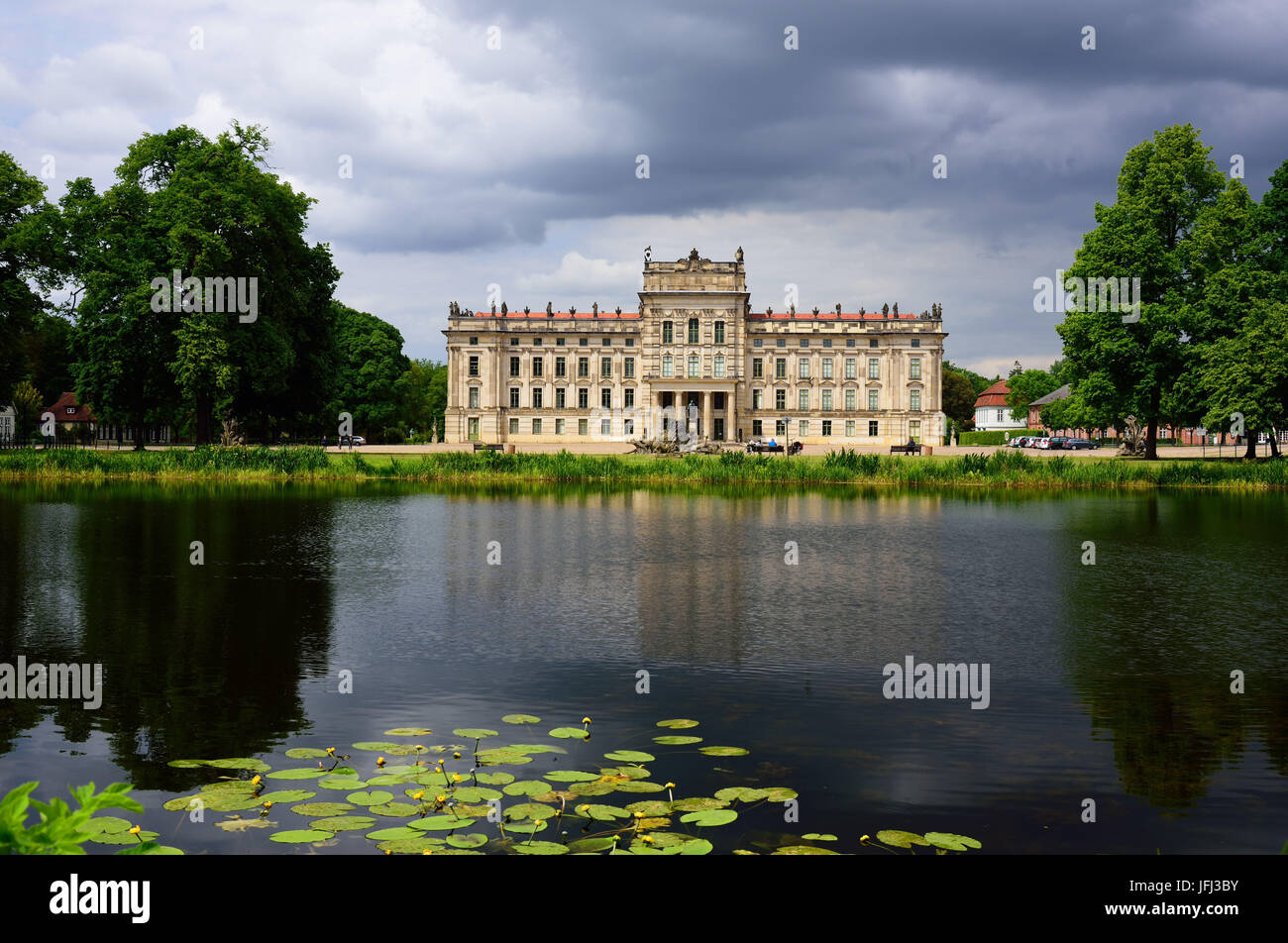 Europa, Deutschland, Mecklenburg-Vorpommern, Ludwigslust, Schloss Ludwigslust, Vorderseite mit Seerosenteich, baut aus dem Jahr 1772 bis 1776 für Herzog Friedrich von Mecklenburg-Schwerin, Spätbarock, Stockfoto