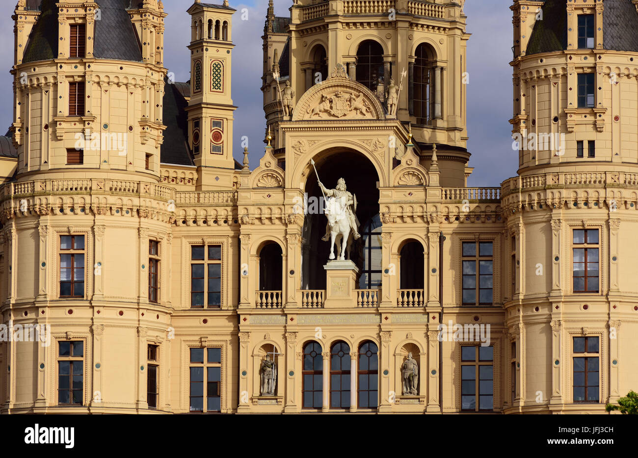 Europa, Deutschland, Mecklenburg-Vorpommern, Schwerin, Schloss Schwerin, baut von 1845 bis 1857 im Stil des romantischen Historismus, heute Sitz des Landtages, Frontside, Reitserstandbild Niklot ich. Stockfoto