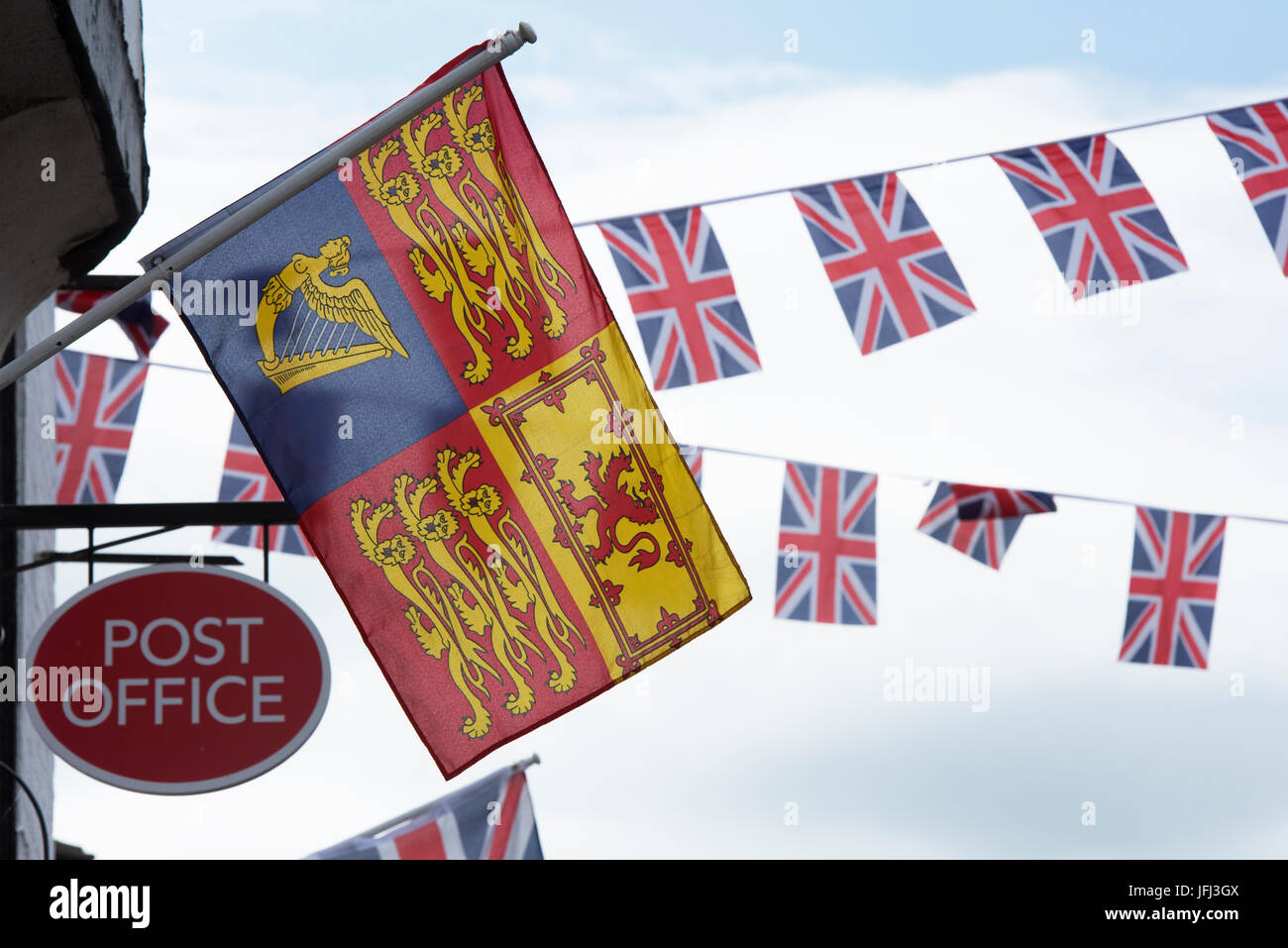 Die Royal Standard, Union Jack Bunting und Post unterzeichnen in Upton-auf-Severn, Worcestershire, England Stockfoto