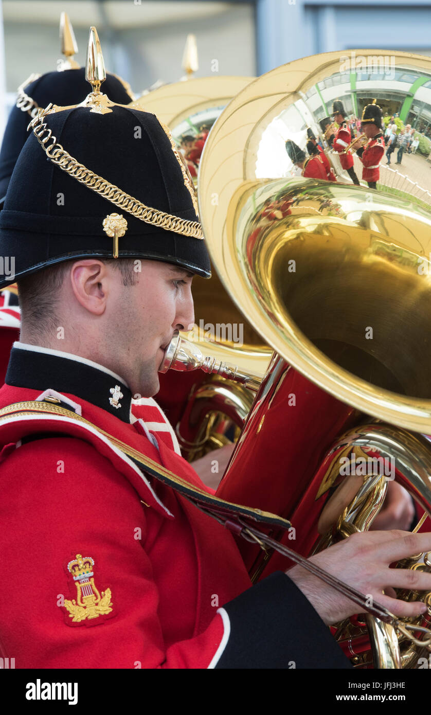 Musiker in der Band of the Prince of Wales's Division spielt einen Tuba bei einer landwirtschaftlichen Show. VEREINIGTES KÖNIGREICH Stockfoto