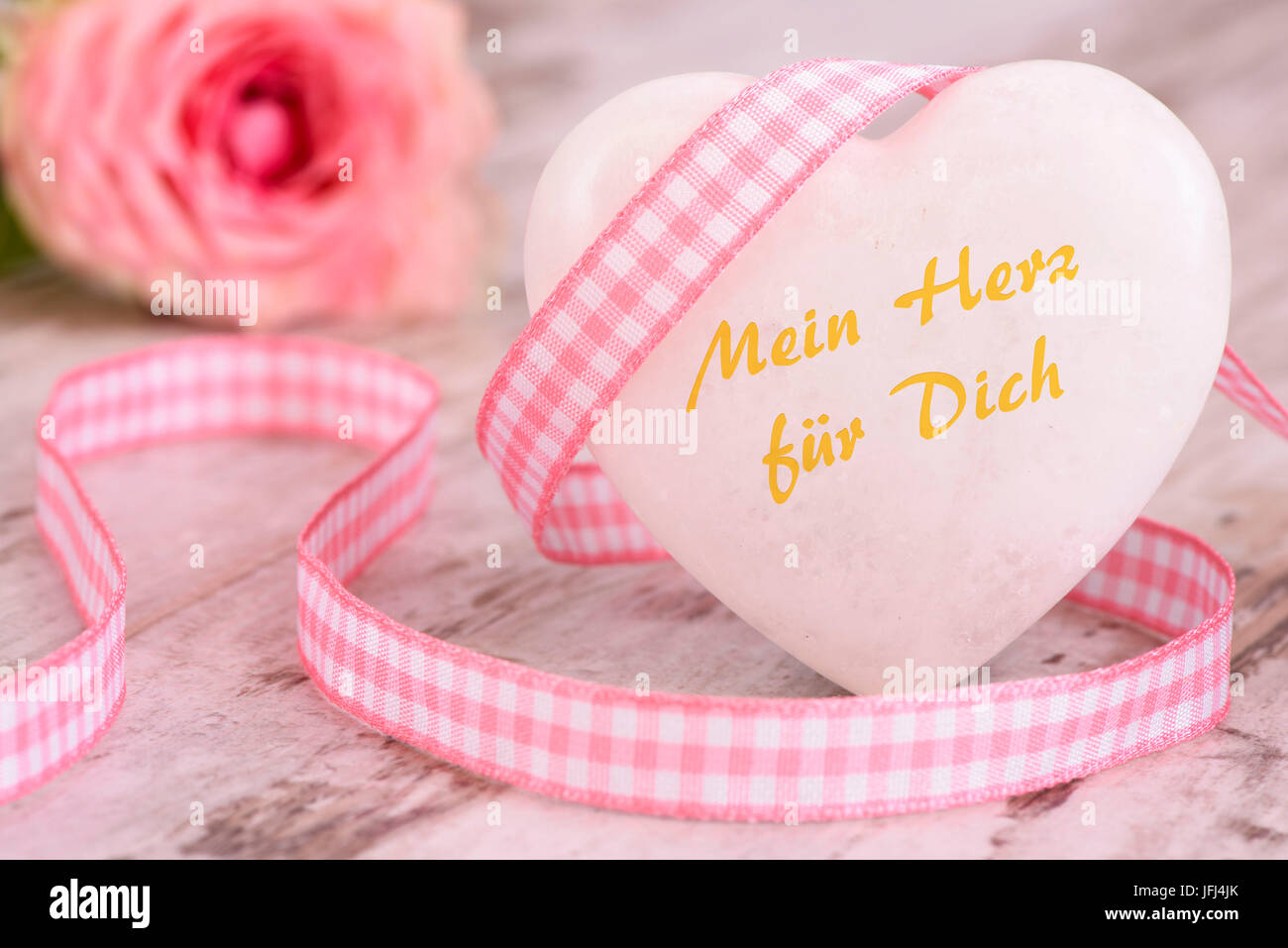 Rose und Herz als Symbol der Liebe mit Geschenkband Stockfoto