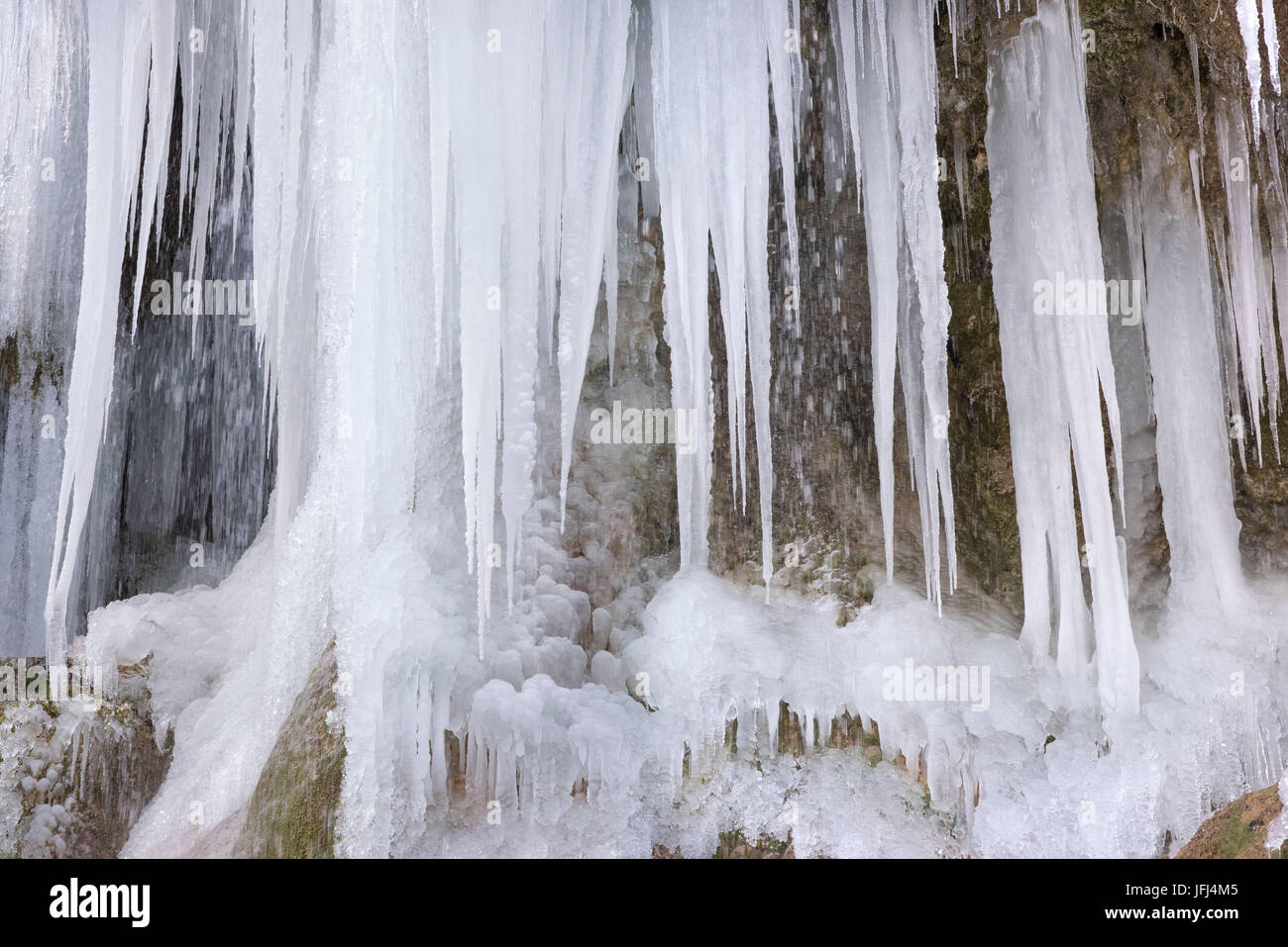 Die Ammer und die Schleierfälle im Winter mit Eis und Schnee im Allgäu Stockfoto