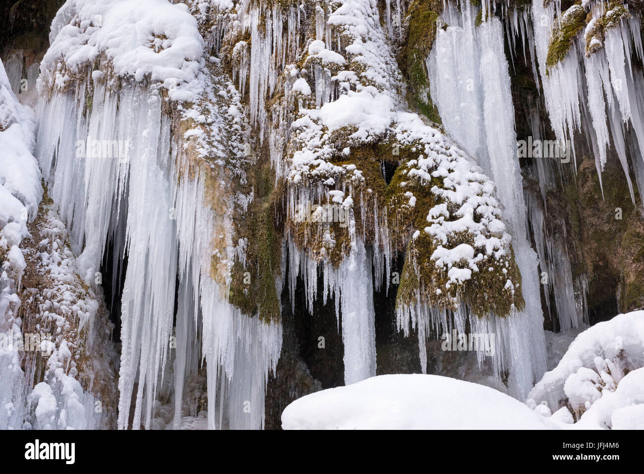 Die Ammer und die Schleierfälle im Winter mit Eis und Schnee im Allgäu Stockfoto