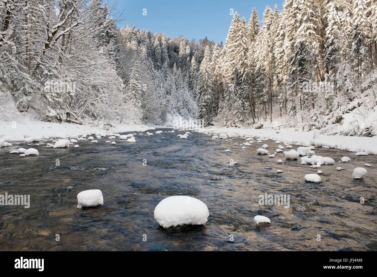 Die Ammer im Winter mit Schnee und Eis Stockfoto