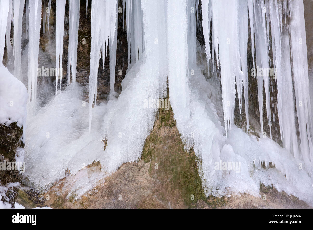 Die Ammer und die Schleierfälle im Winter mit Eis und Schnee im Allgäu Stockfoto