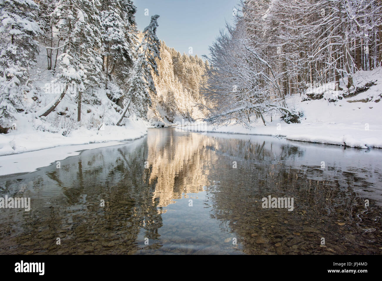 Die Ammer im Winter mit Schnee und Eis Stockfoto