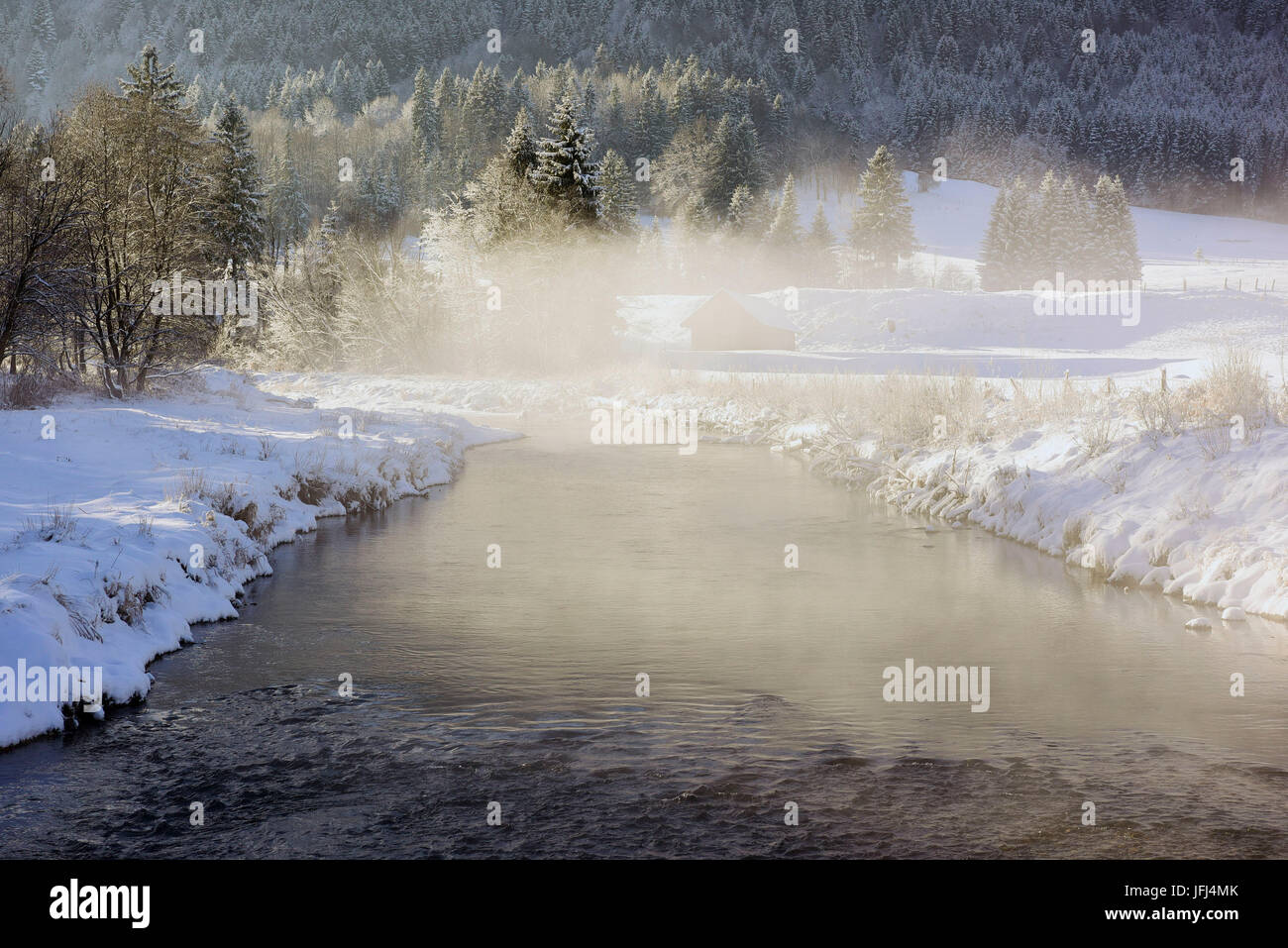 Die Ammer im Winter mit Schnee und Eis Stockfoto