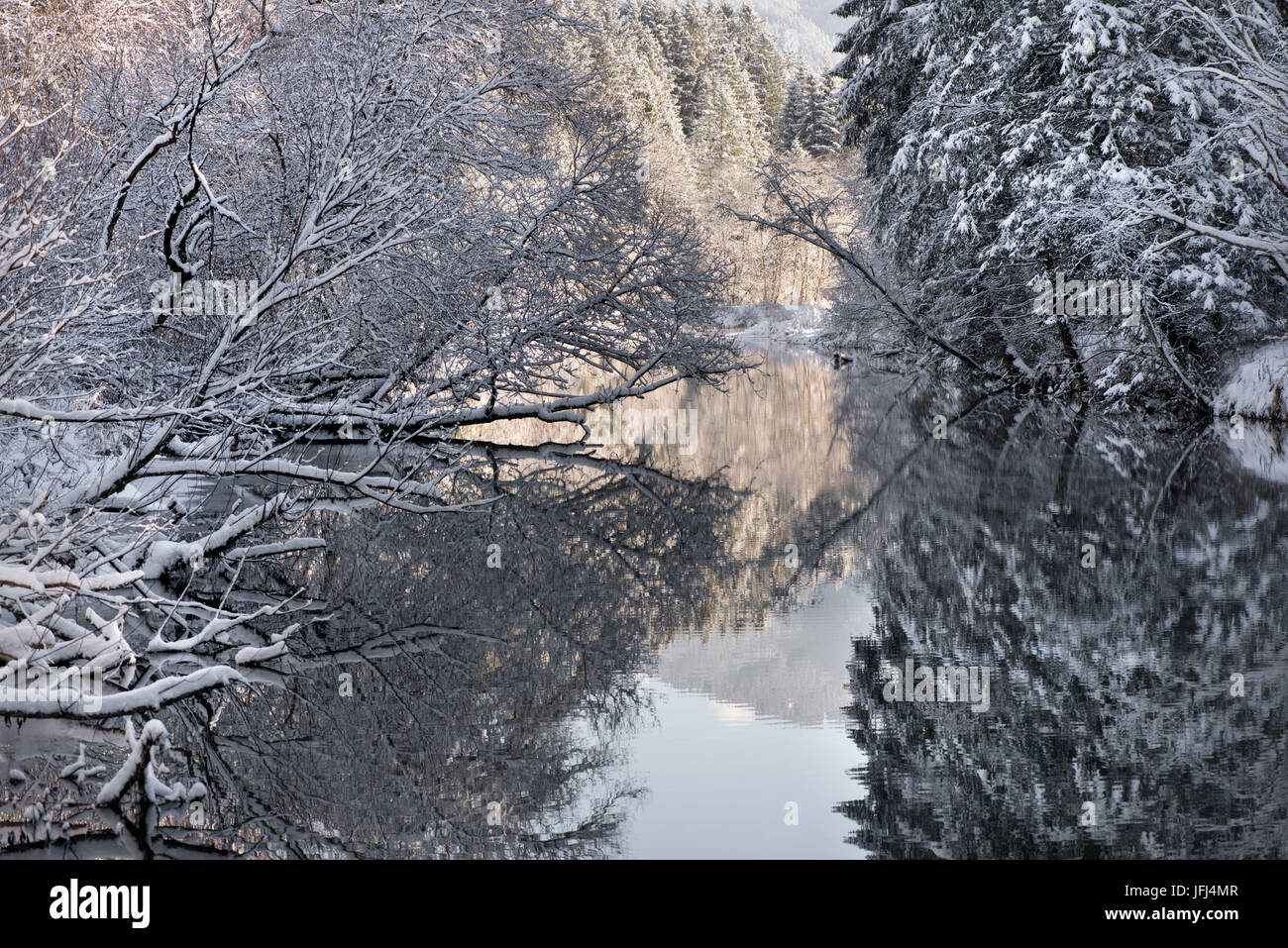 Die Ammer im Winter mit Schnee und Eis Stockfoto