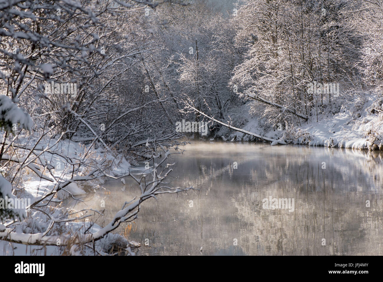 Die Ammer im Winter mit Schnee und Eis Stockfoto