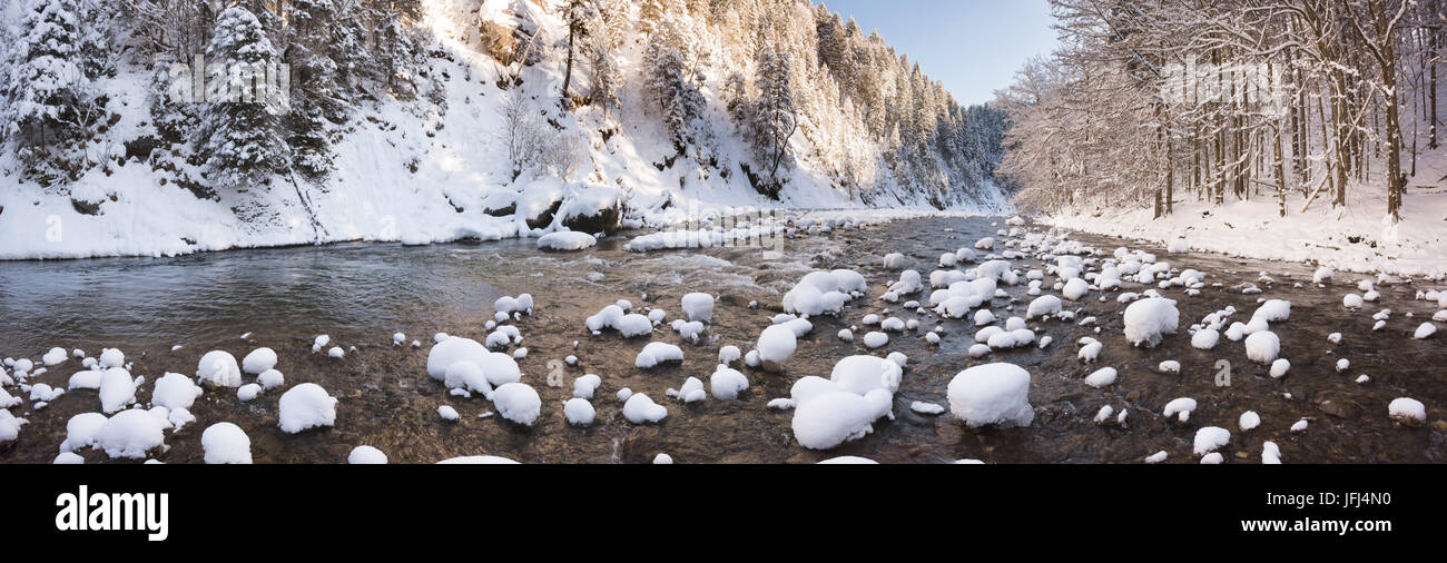 Die Ammer im Winter mit Schnee und Eis Stockfoto